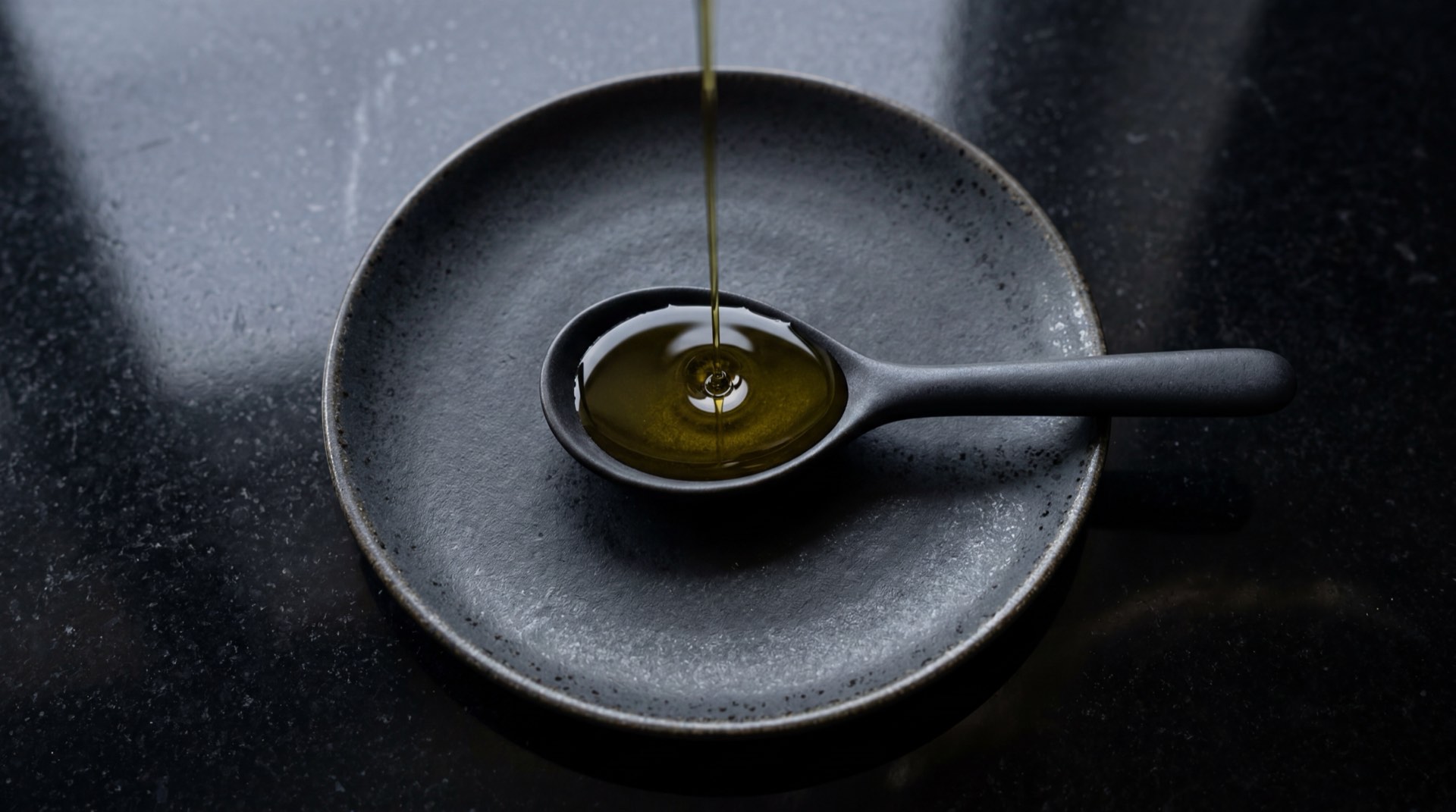 Ensalada colombiana con vinagreta de aceite de oliva extra virgen, tomate chonto, aguacate y cilantro fresco sobre plato de pizarra negra