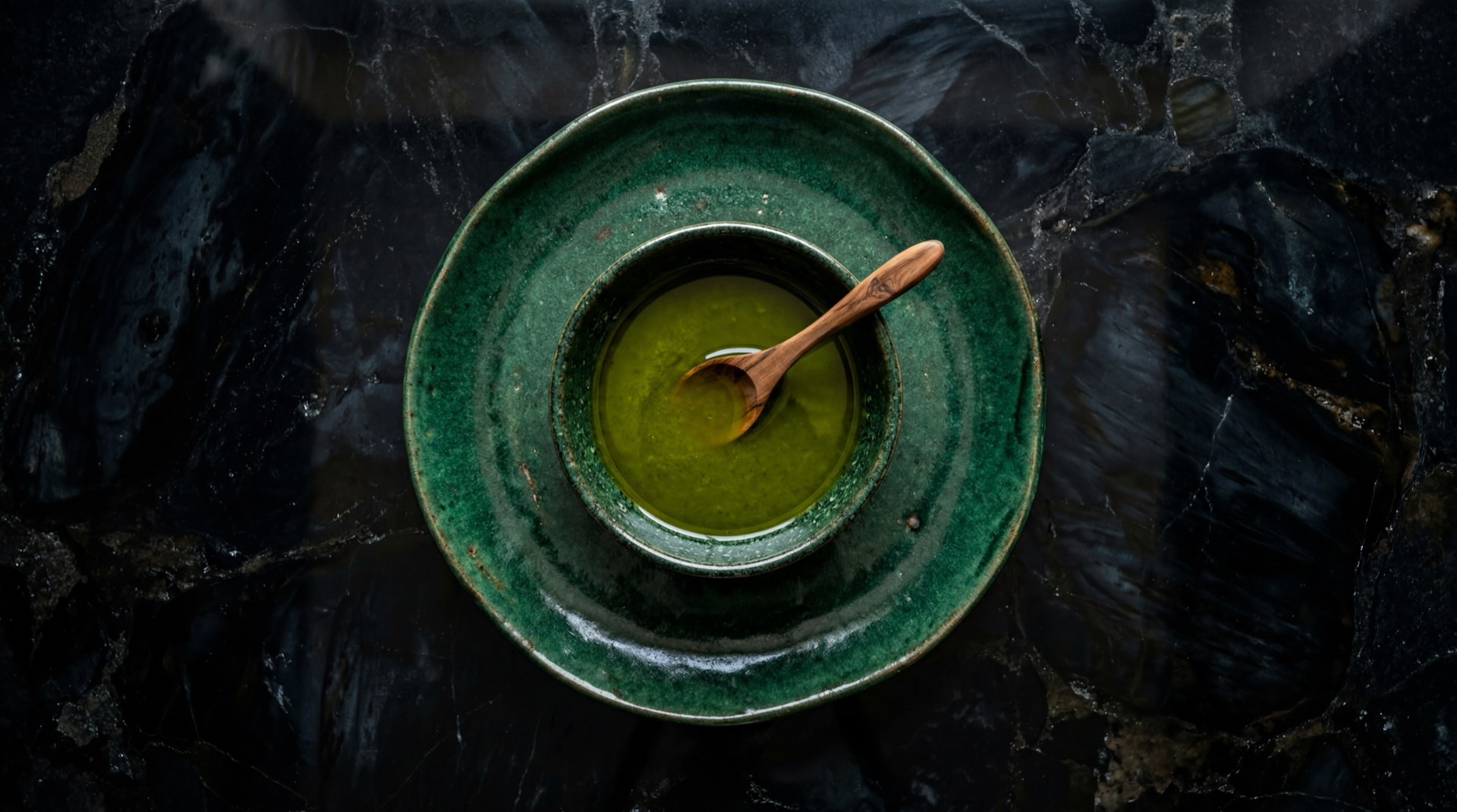 Alternativa saludable: spray de aceite de girasol en sarten antiadherente con vegetales frescos salteados