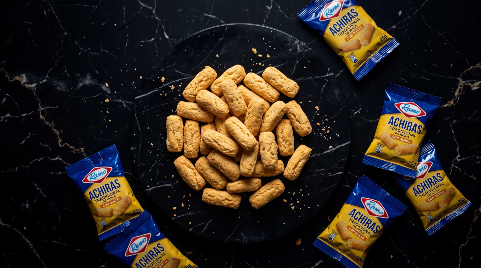 Achiras Ramo, bizcochos crujientes de almidon de achira y queso cuajada del Huila sobre mesa de marmol oscuro