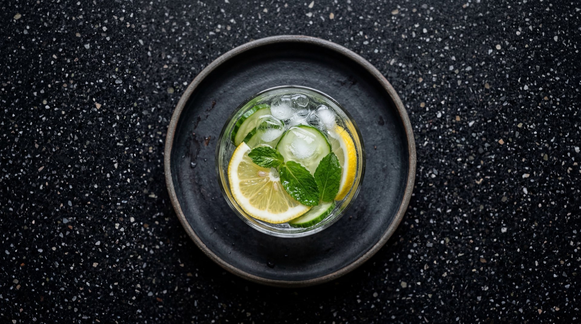 Botellas de Agua Cristal en sus tres presentaciones: natural sin gas, con gas carbonatada y saborizada de limon, con rodajas de limon tahiti fresco y hojas de menta