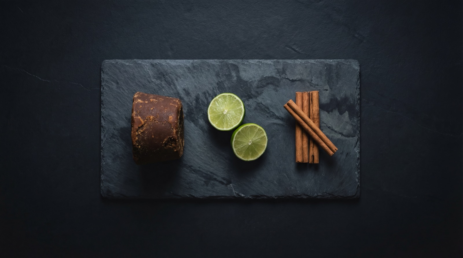 Ingredientes de la aguapanela: bloque de panela, limon y agua