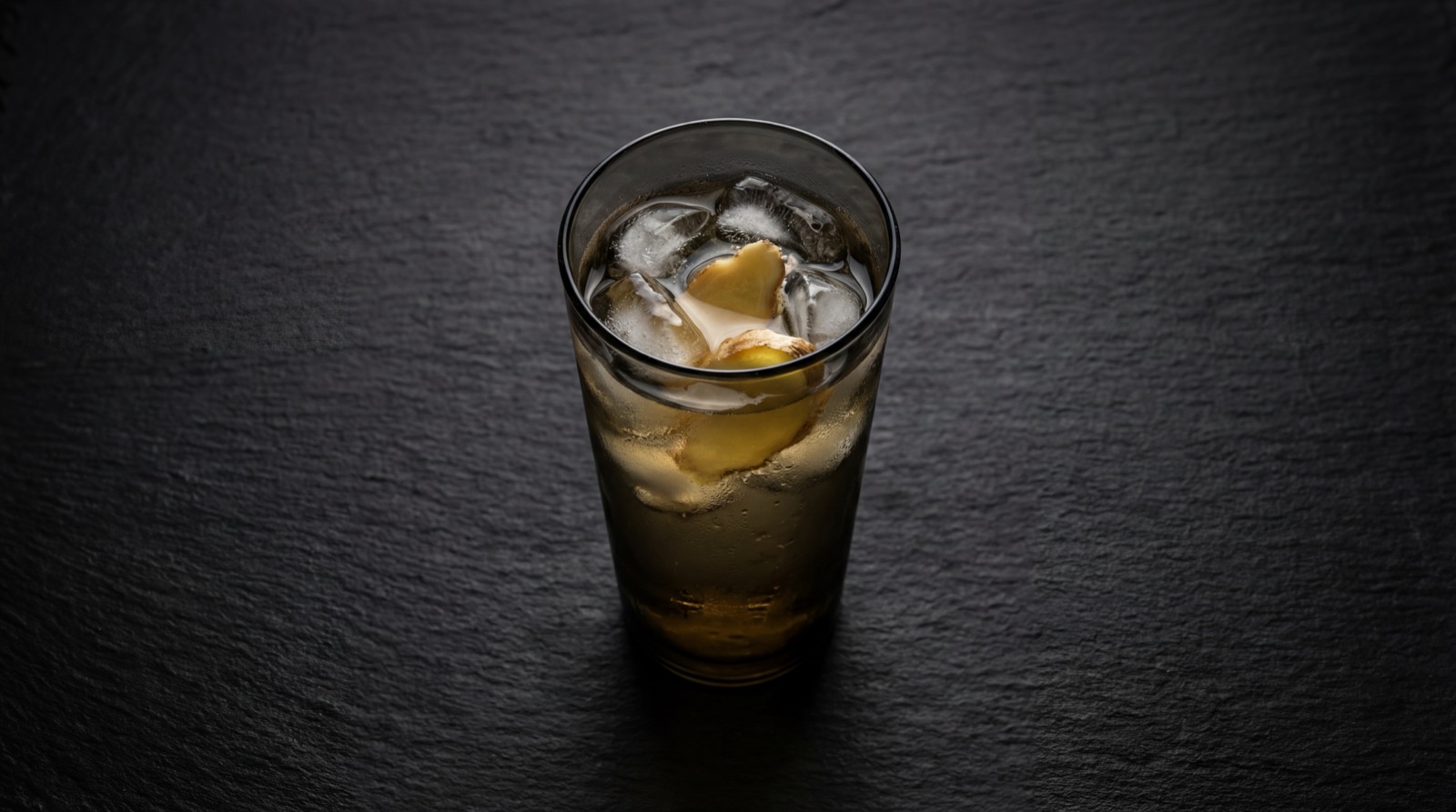 Aguapanela fria con limon, version ligera y refrescante