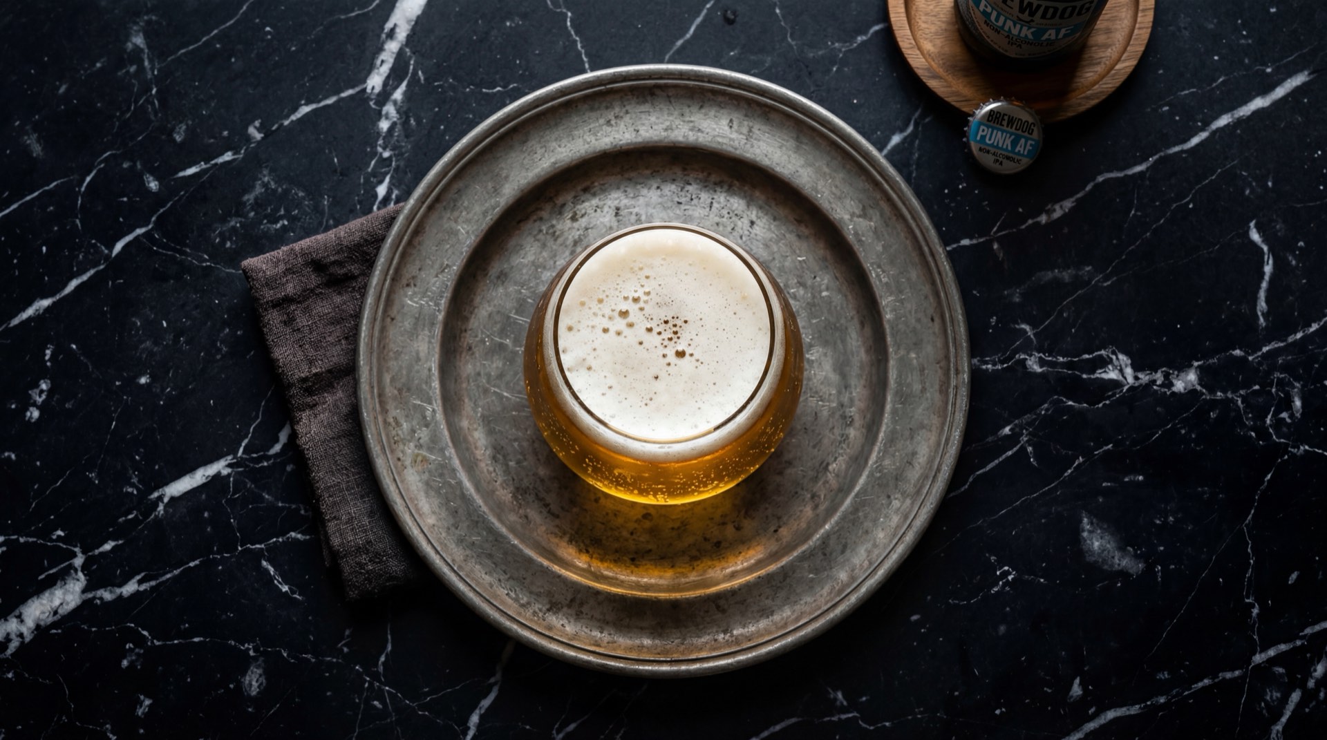 Michelada colombiana con Cerveza Aguila Light, limon tahiti fresco, hielo picado y sal marina en vaso alto escarchado