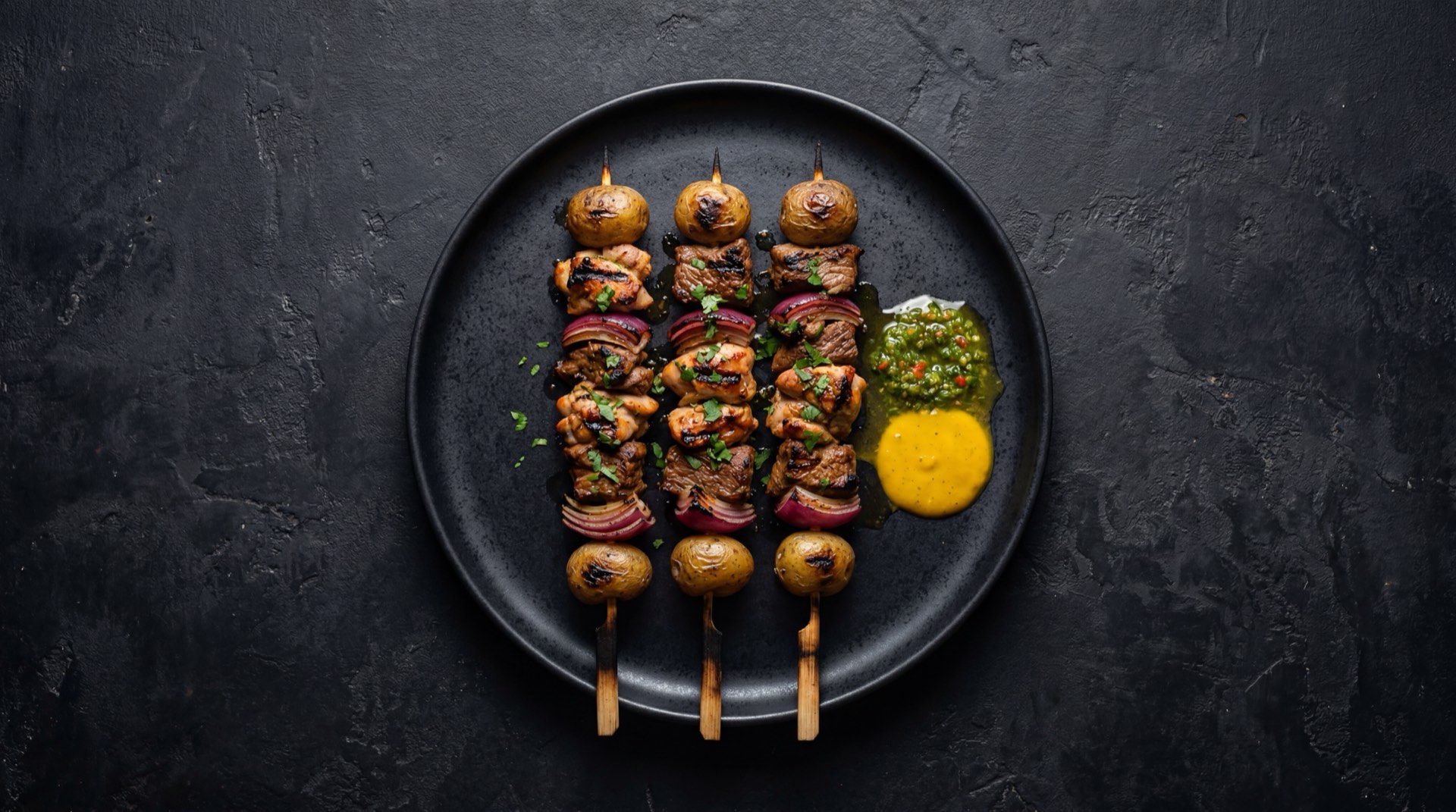 Anticuchos peruanos version saludable con mas verduras asadas a la parrilla y menos papa dorada