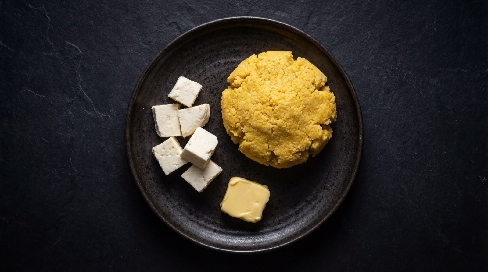 Ingredientes de la arepa de choclo: maiz tierno, queso, mantequilla y azucar