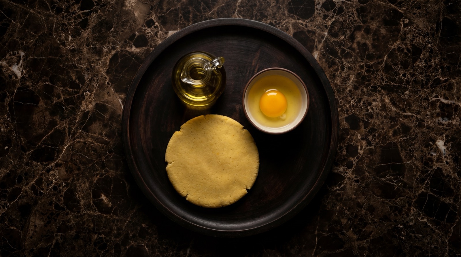 Ingredientes de la arepa de huevo: masa de maiz, huevos y aceite
