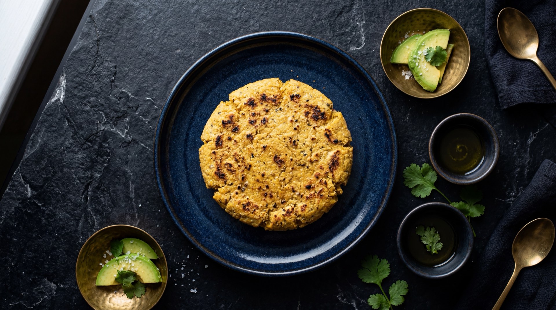 Arepa Don Maiz integral asada con aguacate Hass maduro en laminas y huevos revueltos cremosos, version saludable baja en calorias