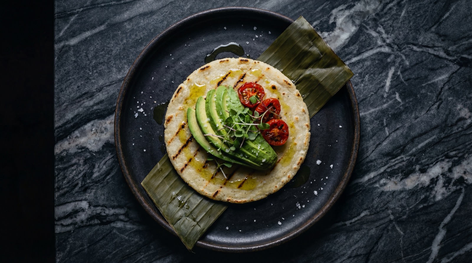 Arepa asada con aguacate, tomate y proteina magra como version saludable