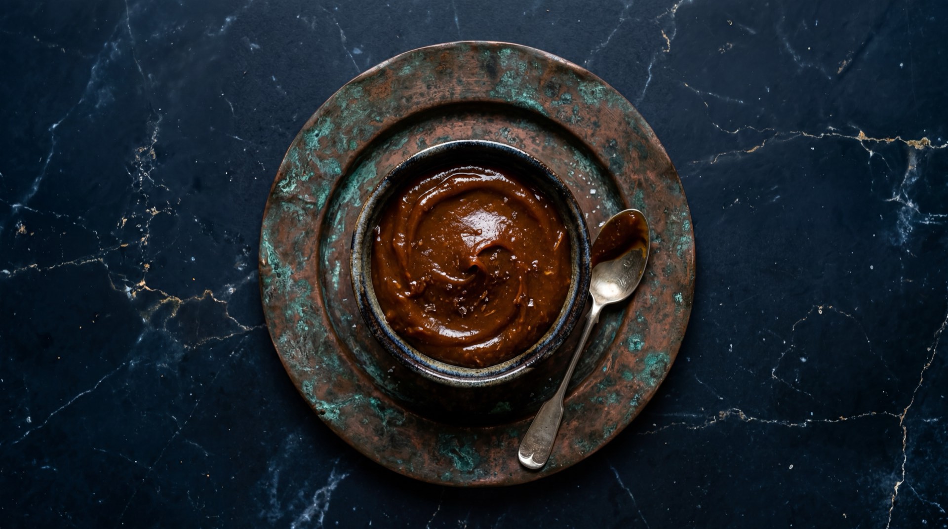 Alternativa saludable al arequipe: banano maduro en rodajas con mantequilla de mani natural y un toque de miel de abejas sobre pan integral tostado