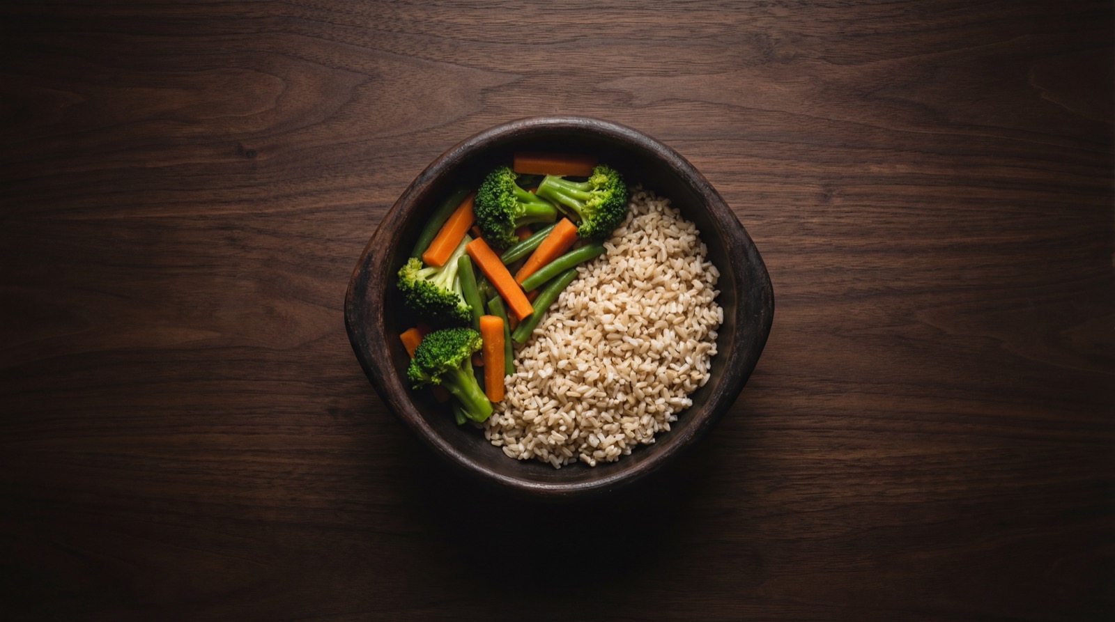 Arroz integral con vegetales como alternativa saludable