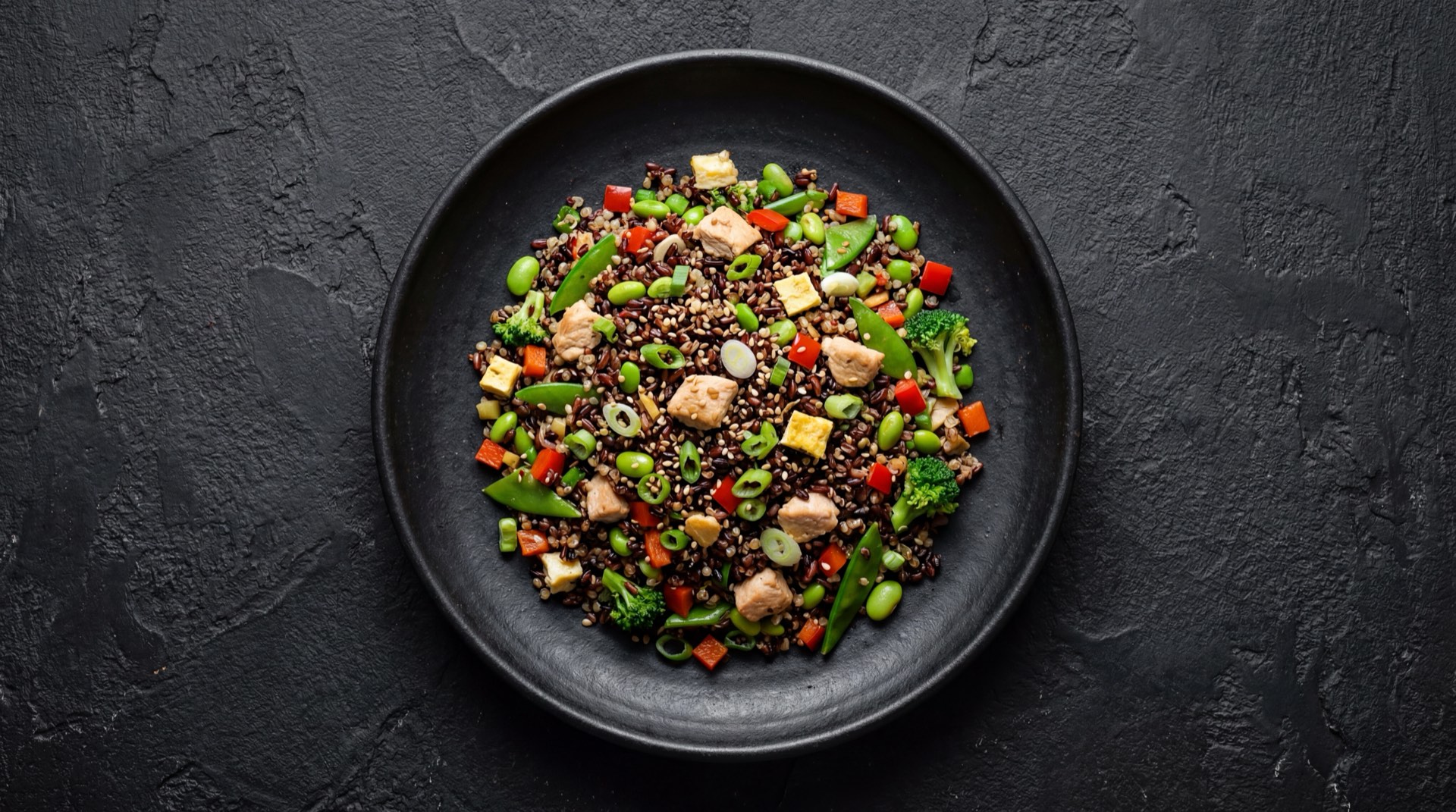 Arroz chaufa peruano version saludable con mas verduras salteadas, menos arroz y pechuga de pollo sin piel