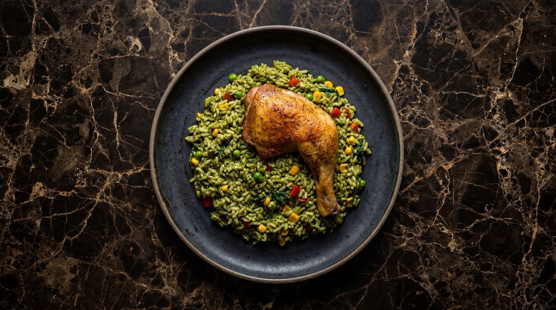 Arroz con pollo peruano verde con presas de pollo doradas, arroz verde de cilantro fresco, arvejas verdes frescas, zanahoria en cubitos y pimiento rojo en tiras sobre bandeja de cobre oxidado con patina verde sobre mesa de marmol azul medianoche