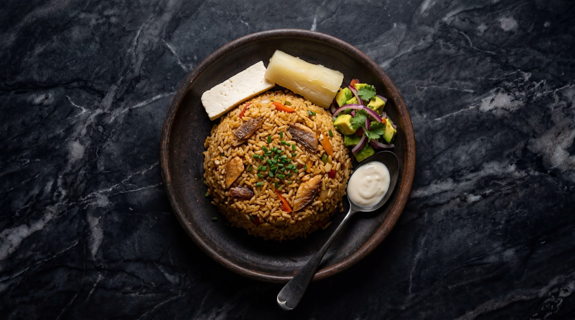 Manjar blanco del Valle del Cauca, dulce de leche artesanal colombiano de color dorado cremoso en olla de cobre