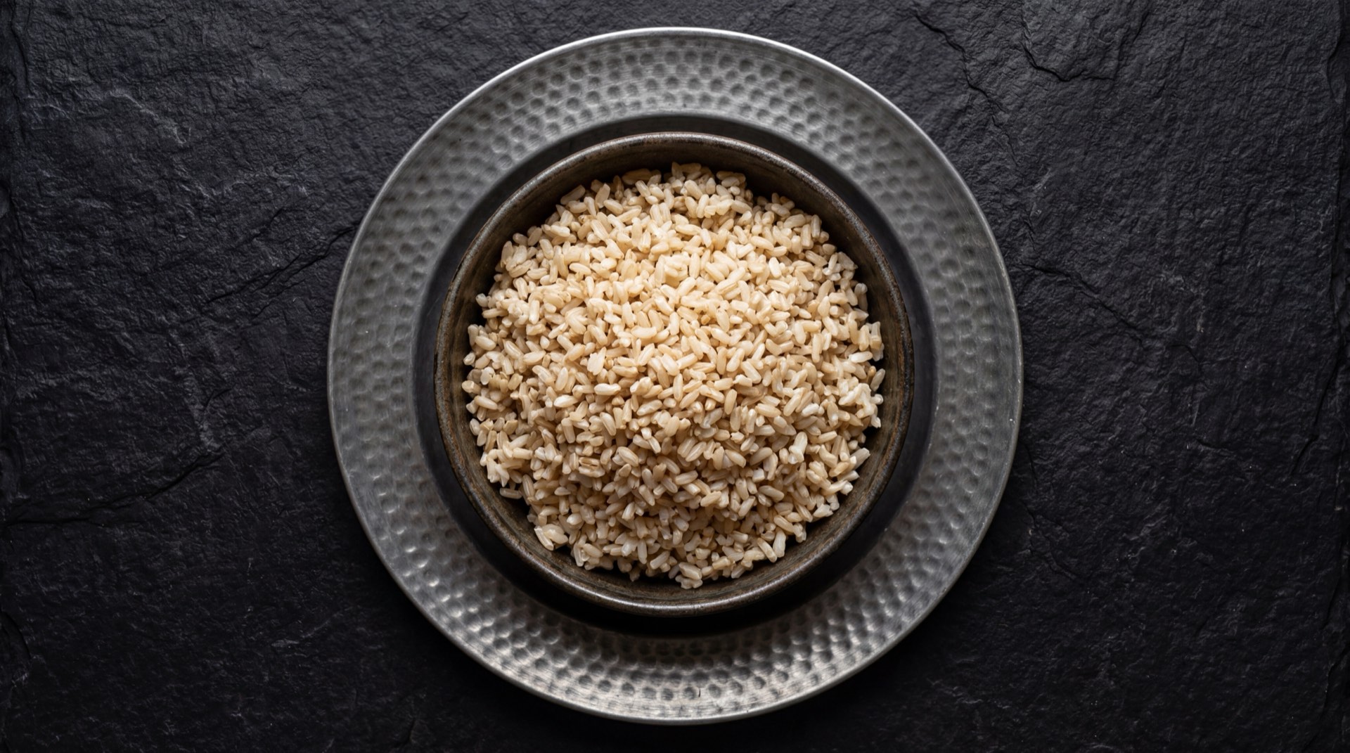 Arroz Diana integral cocido con vegetales salteados, brocoli y pollo asado como version saludable