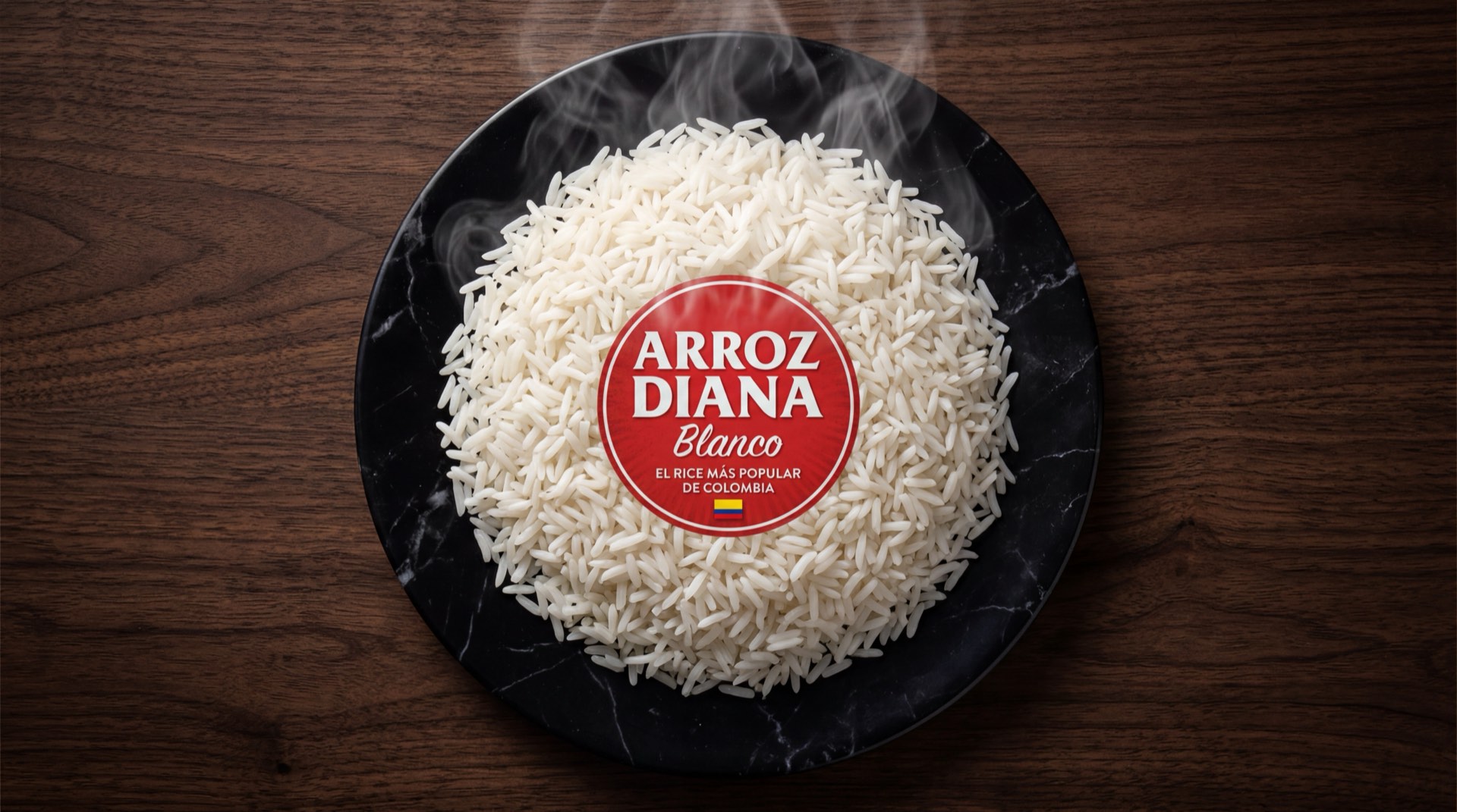Paquete de arroz Diana blanco junto a taza de arroz cocido sobre superficie oscura