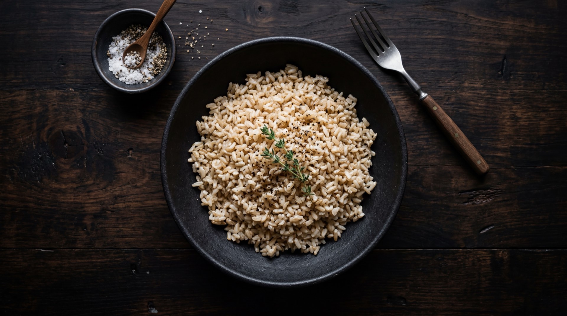 Arroz Roa integral cocido con vegetales salteados, brocoli al vapor y pechuga de pollo asada como version saludable