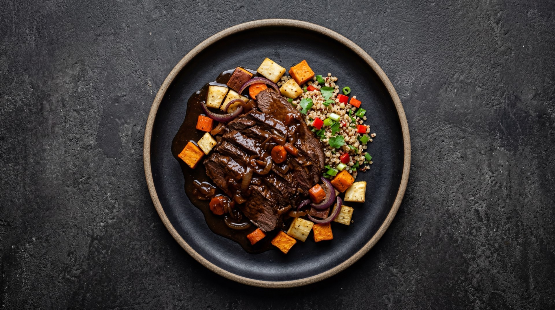 Asado negro venezolano version mas ligera con menos salsa de papelón, muchacho redondo de res magro en tajadas delgadas con ensalada verde fresca