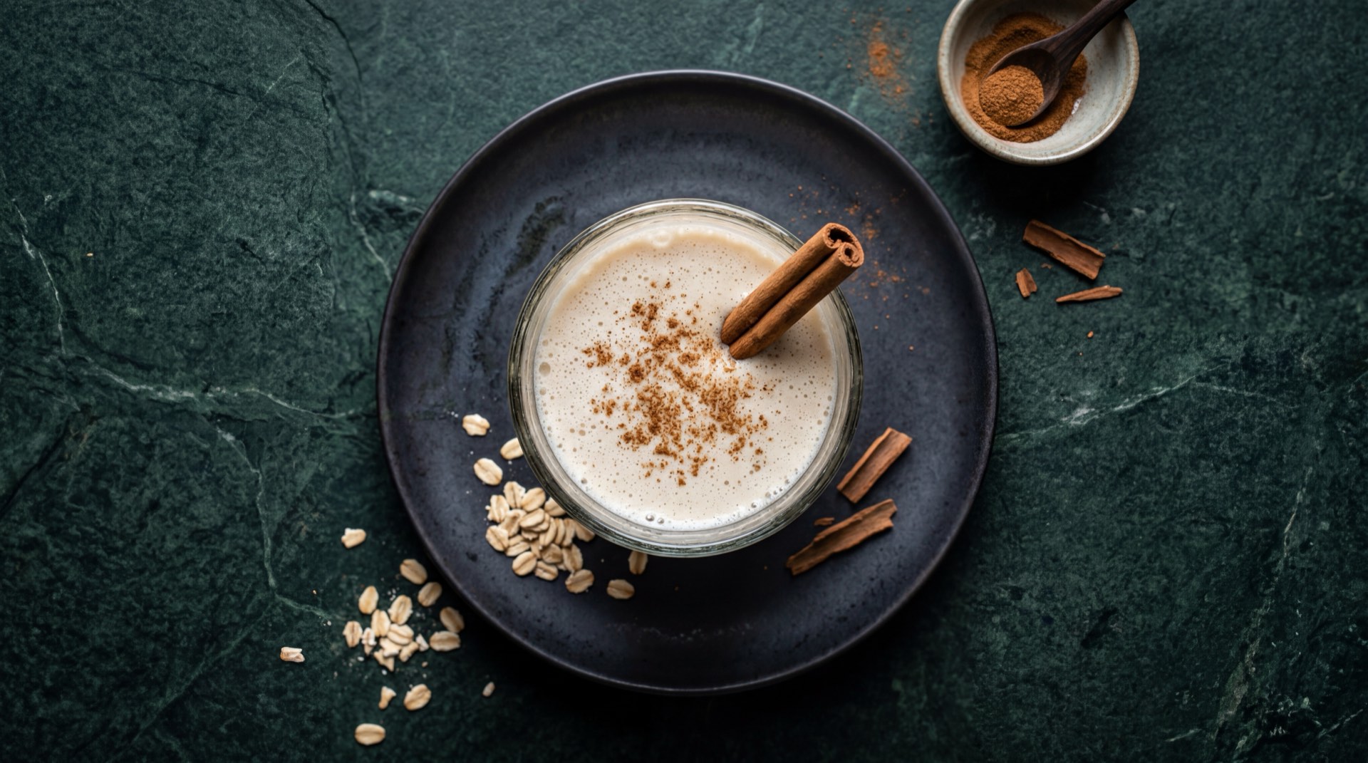 Version saludable: overnight oats con avena en hojuelas, semillas de chia, rodajas de banano maduro y almendras crudas fileteadas