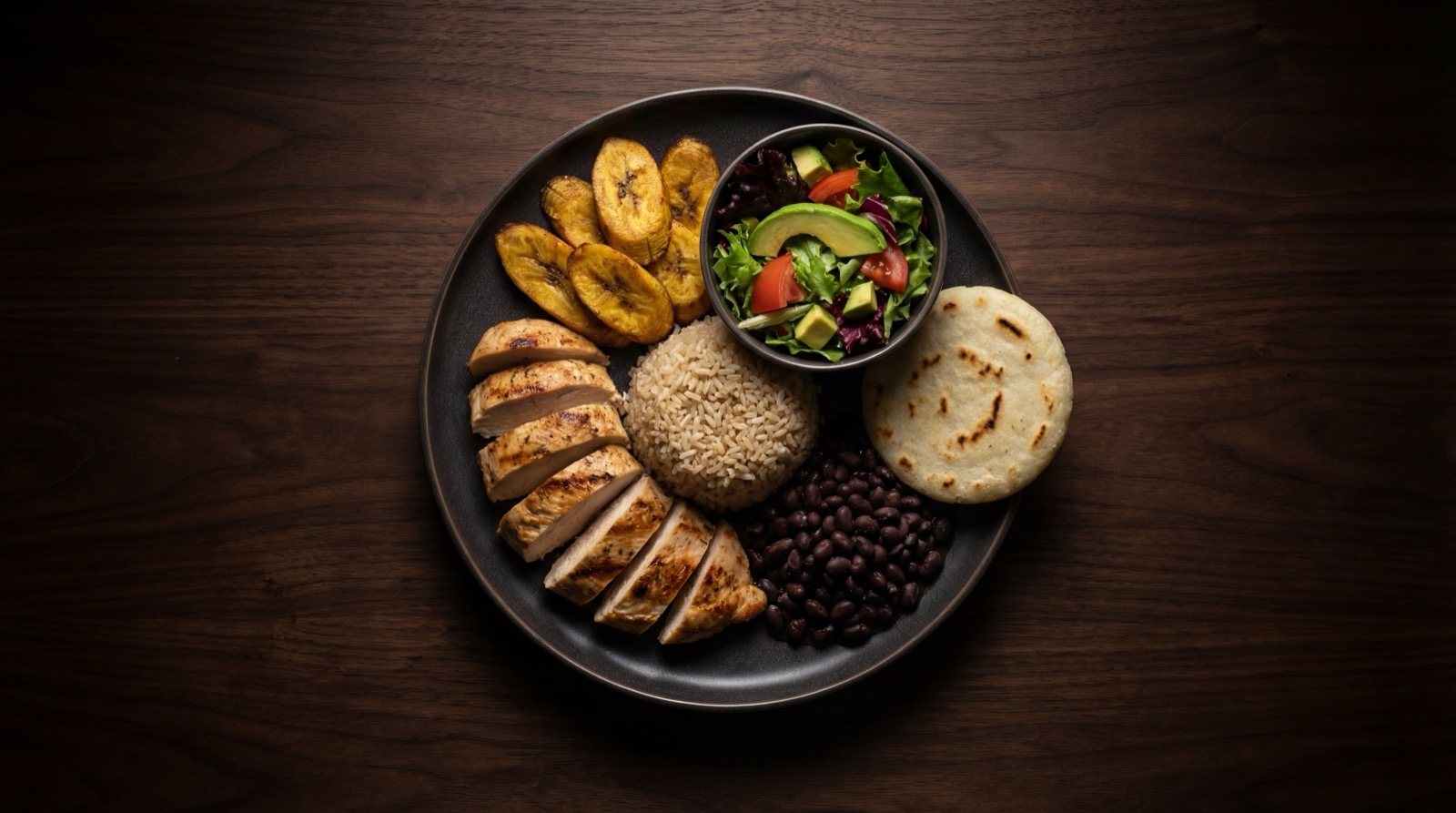 Version saludable de la bandeja paisa con pollo a la plancha, arroz integral y mas vegetales