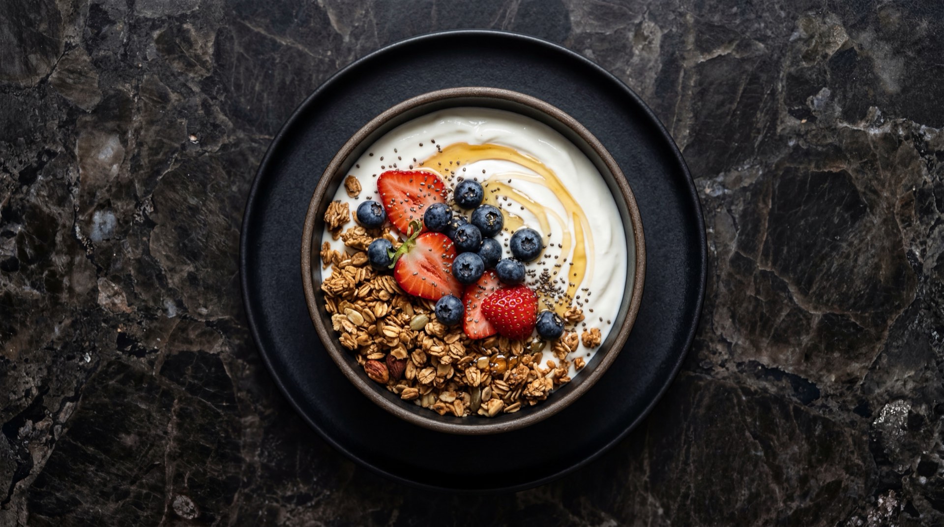 Alternativa saludable al Bon Yurt: yogur griego natural sin azucar con granola casera de avena integral y fresas frescas