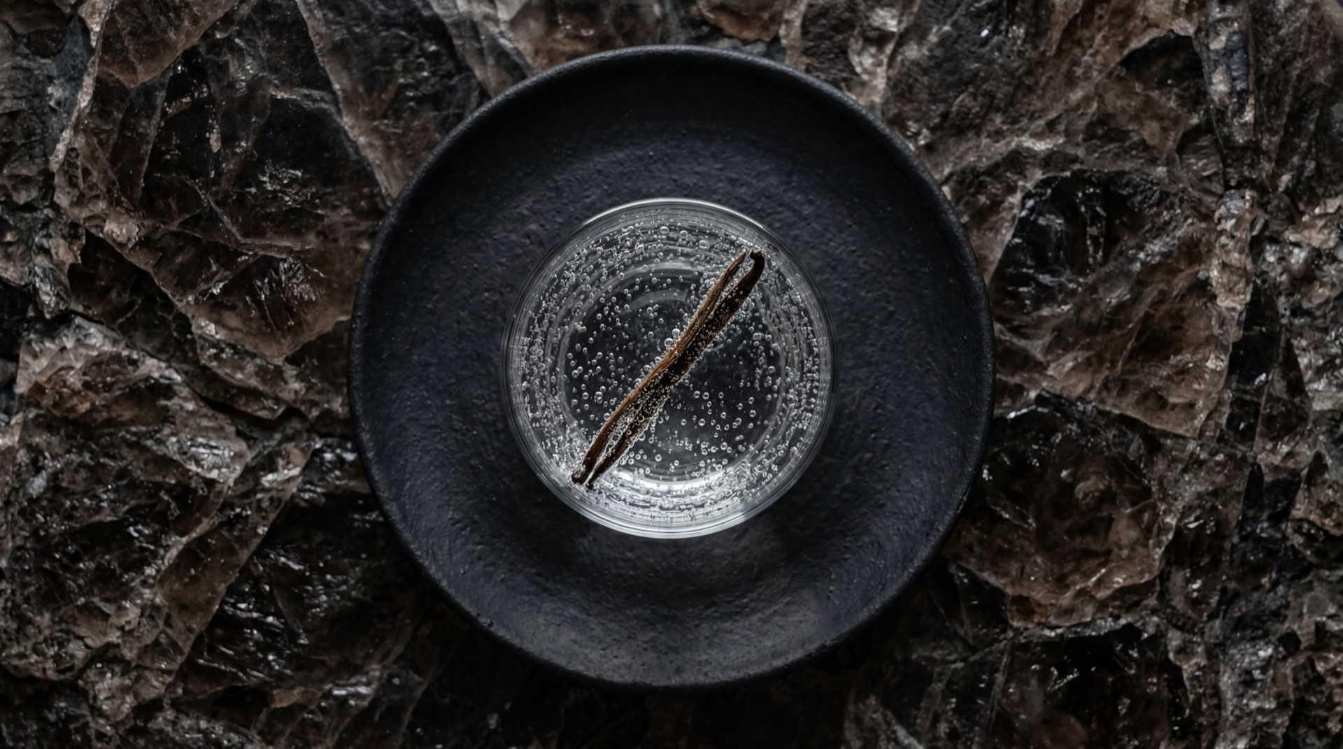 Alternativa saludable a la Bretana: agua con gas natural con rodajas de fresa fresca, cubos de durazno maduro y gotas de limon tahiti