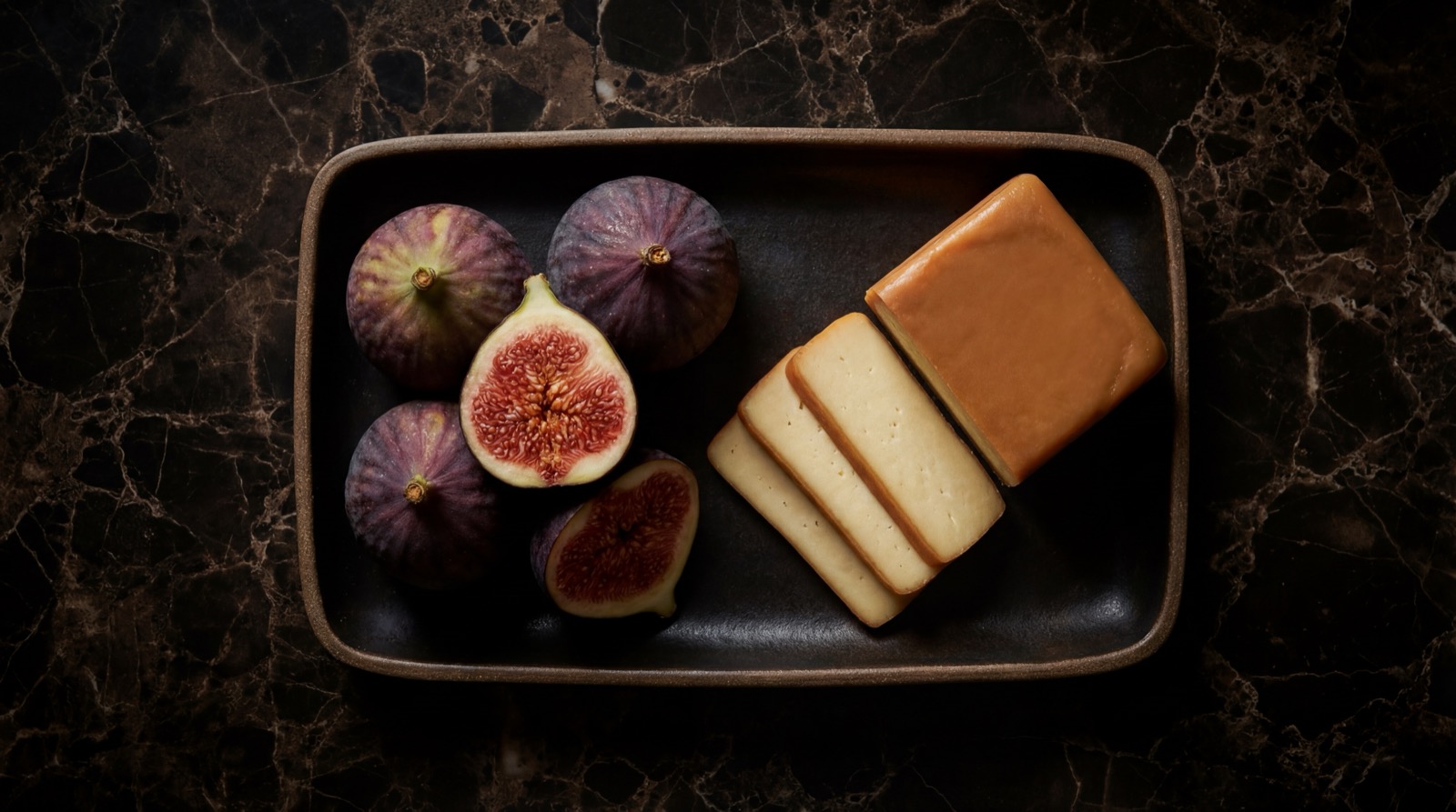 Ingredientes de las brevas con arequipe: higos verdes, panela, arequipe, queso campesino y canela