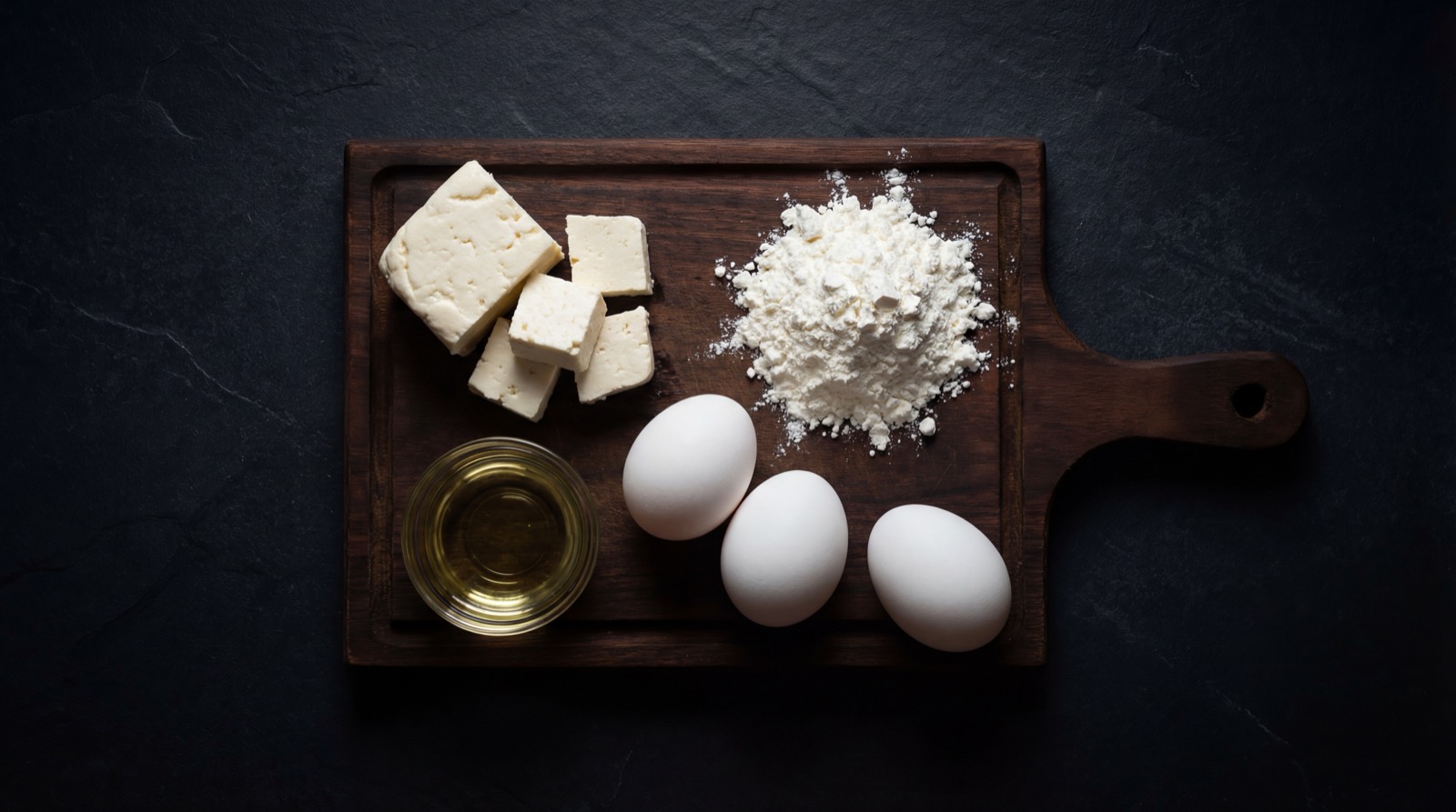Ingredientes del buñuelo colombiano: queso costeno, almidon de yuca, huevo y azucar