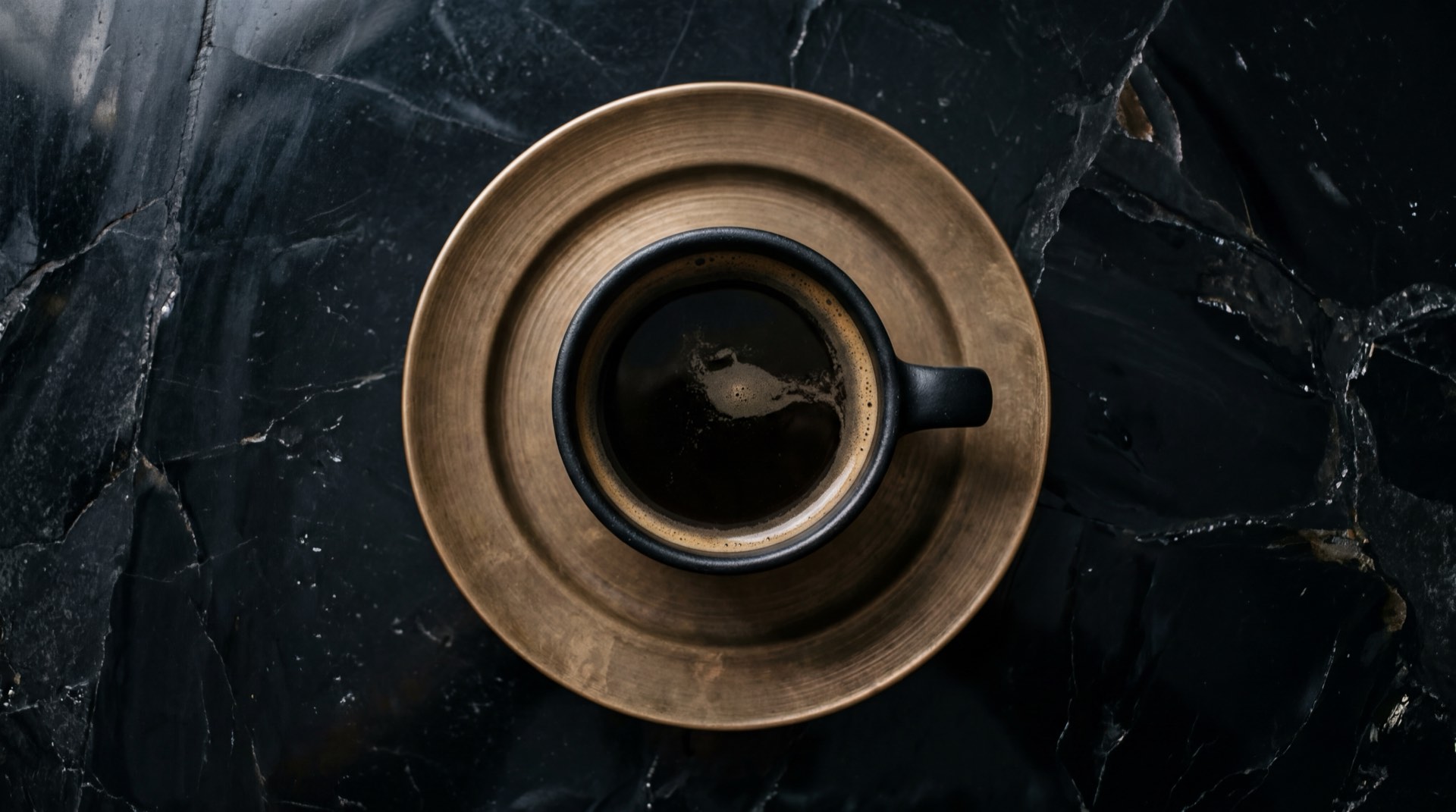 Cafe helado proteico con espresso Juan Valdez, leche de almendras sin azucar y canela en polvo molida en vaso alto con hielo