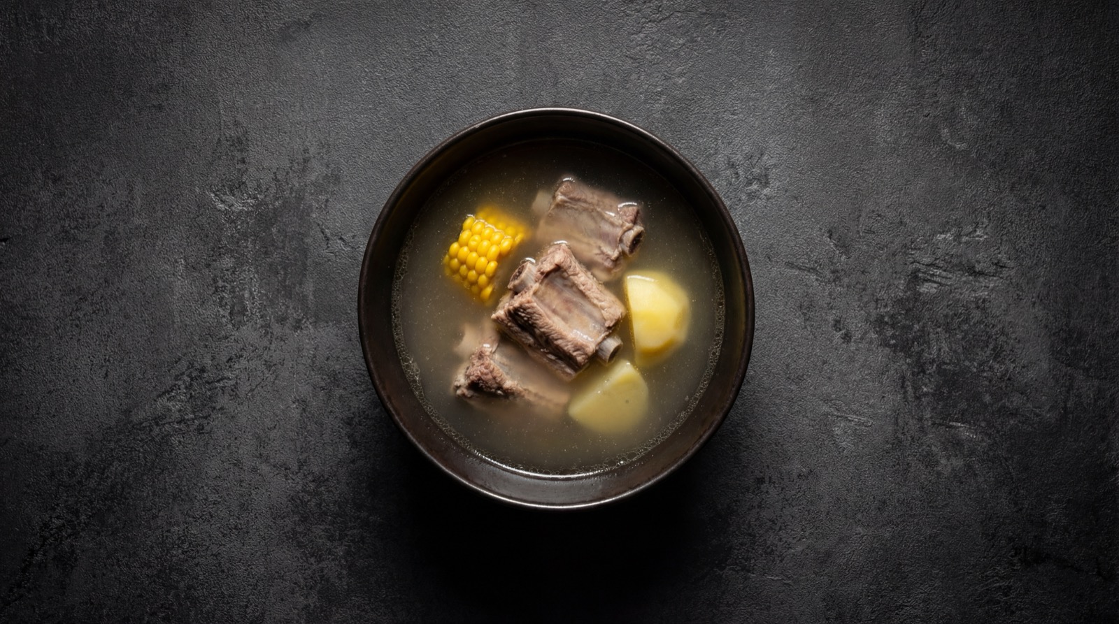 Caldo de costilla ligero con menos grasa y mas vegetales
