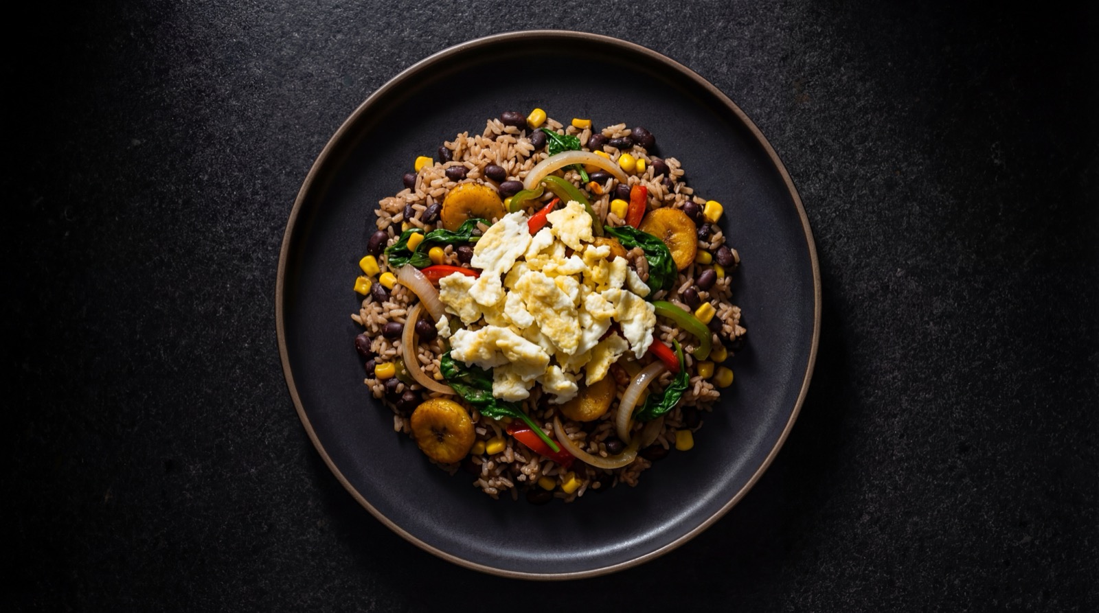 Calentado colombiano saludable con huevo cocido y sin frituras