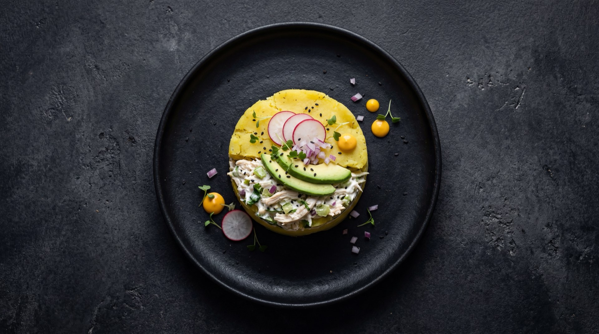 Causa limena version saludable con menos mayonesa, mas palta Hass y relleno de atun sin aceite extra