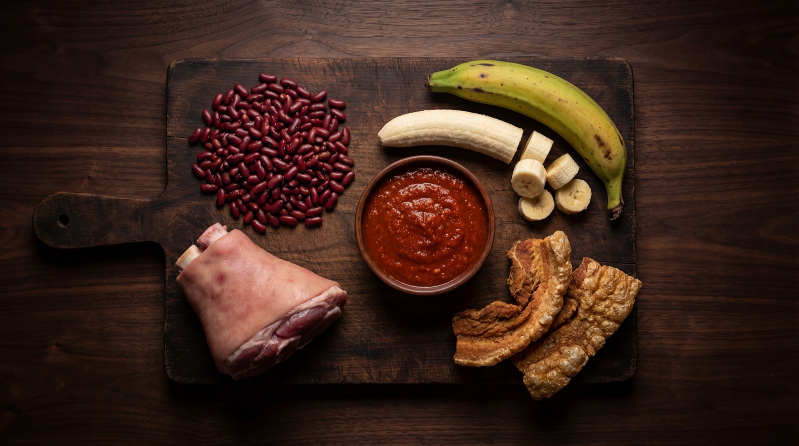 Ingredientes de la cazuela de frijoles: frijoles rojos, zanahoria, platano verde, cebolla, ajo, tomate y chicharron