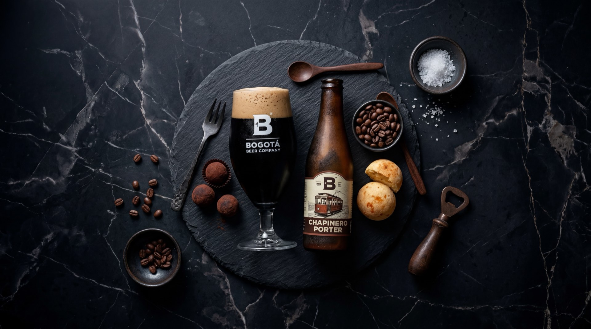 Cervezas BBC Bogota Beer Company artesanales colombianas: Cajica Miel, Monserrate Roja y Chapinero Porter en copas sobre mesa oscura