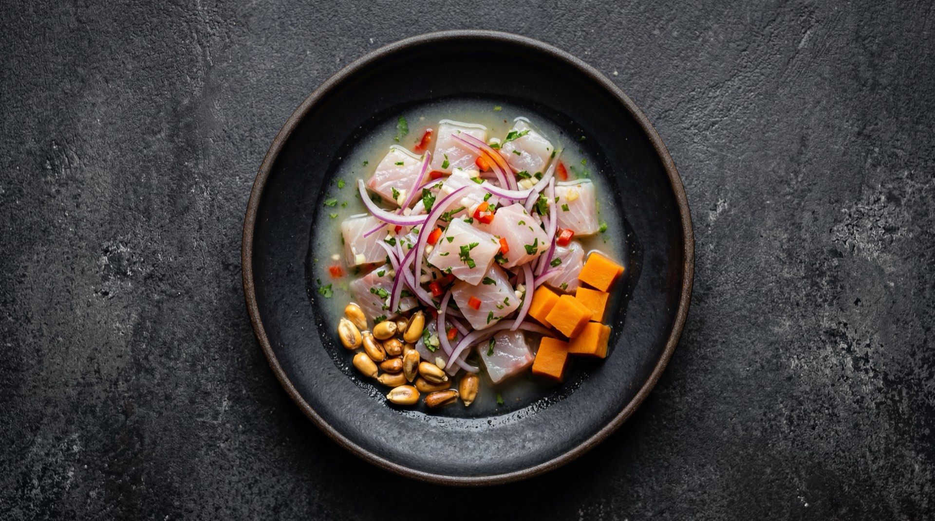 Ceviche peruano version ligera con mas pescado blanco fresco y menos camote anaranjado, sin cancha salada ni chifles de platano verde