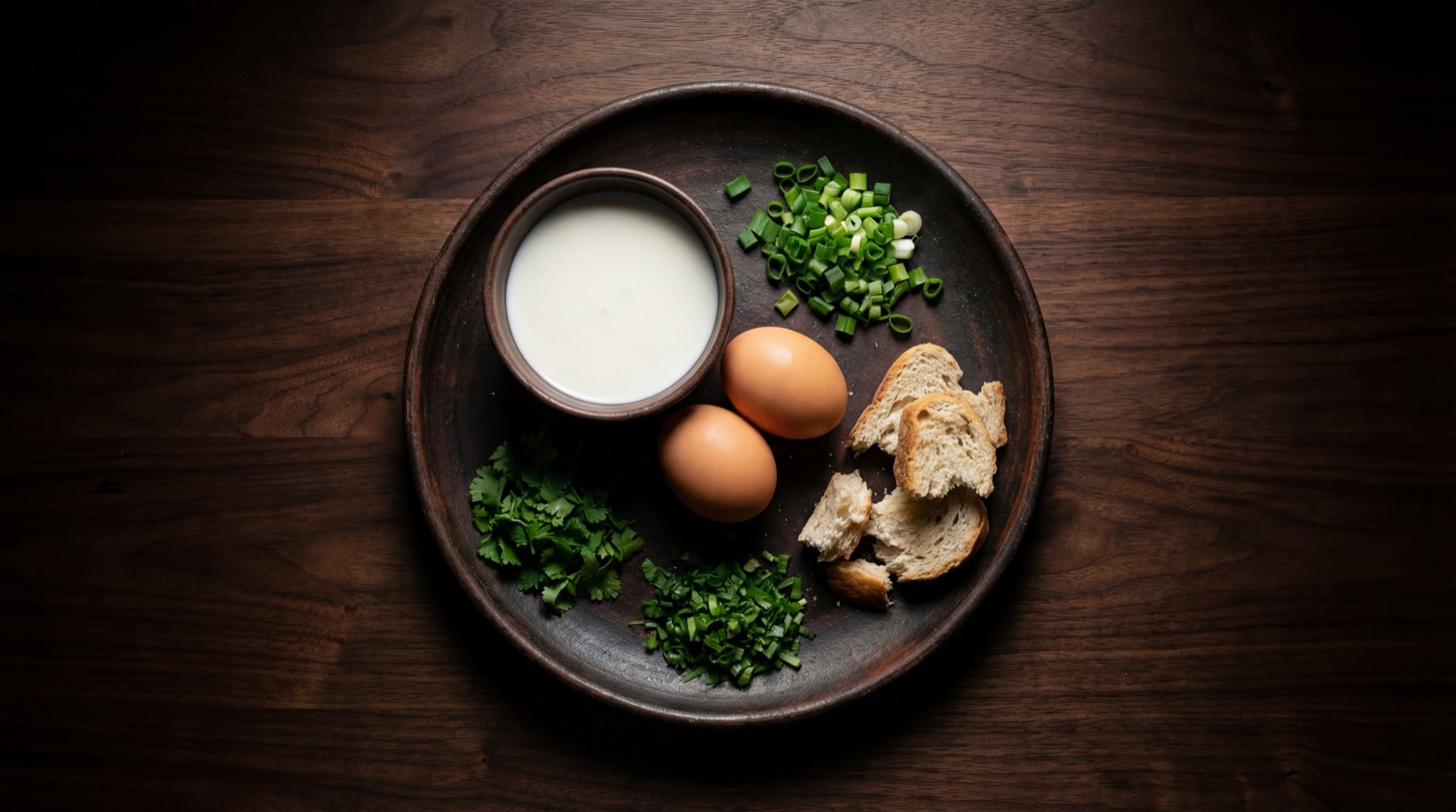 Ingredientes de la changua: leche, huevos, cilantro, cebolla larga y pan calado