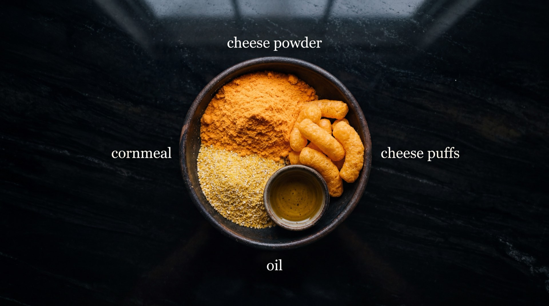 Ingredientes de los Cheetos: harina de maiz amarillo, aceite vegetal de palma, polvo saborizante de queso cheddar, sal refinada y colorante natural achiote