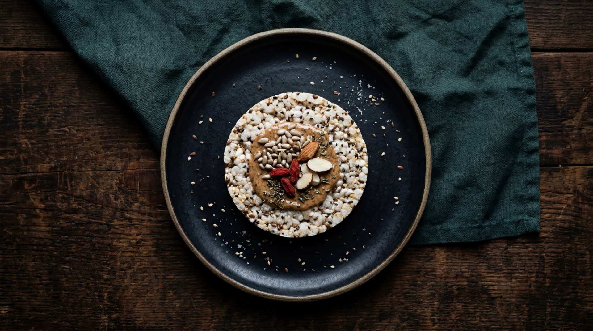 Alternativa saludable a los Cheetos: palitos de maiz horneados caseros con queso parmesano rallado y paprika ahumada sobre plato de ceramica oscuro