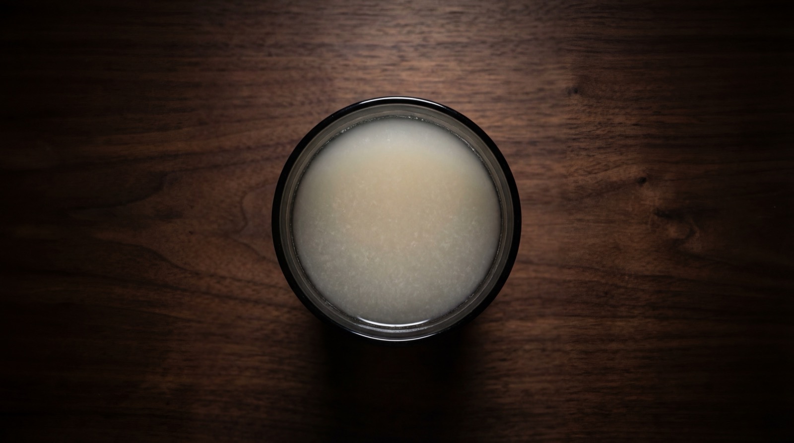 Chicha servida en totuma tradicional colombiana