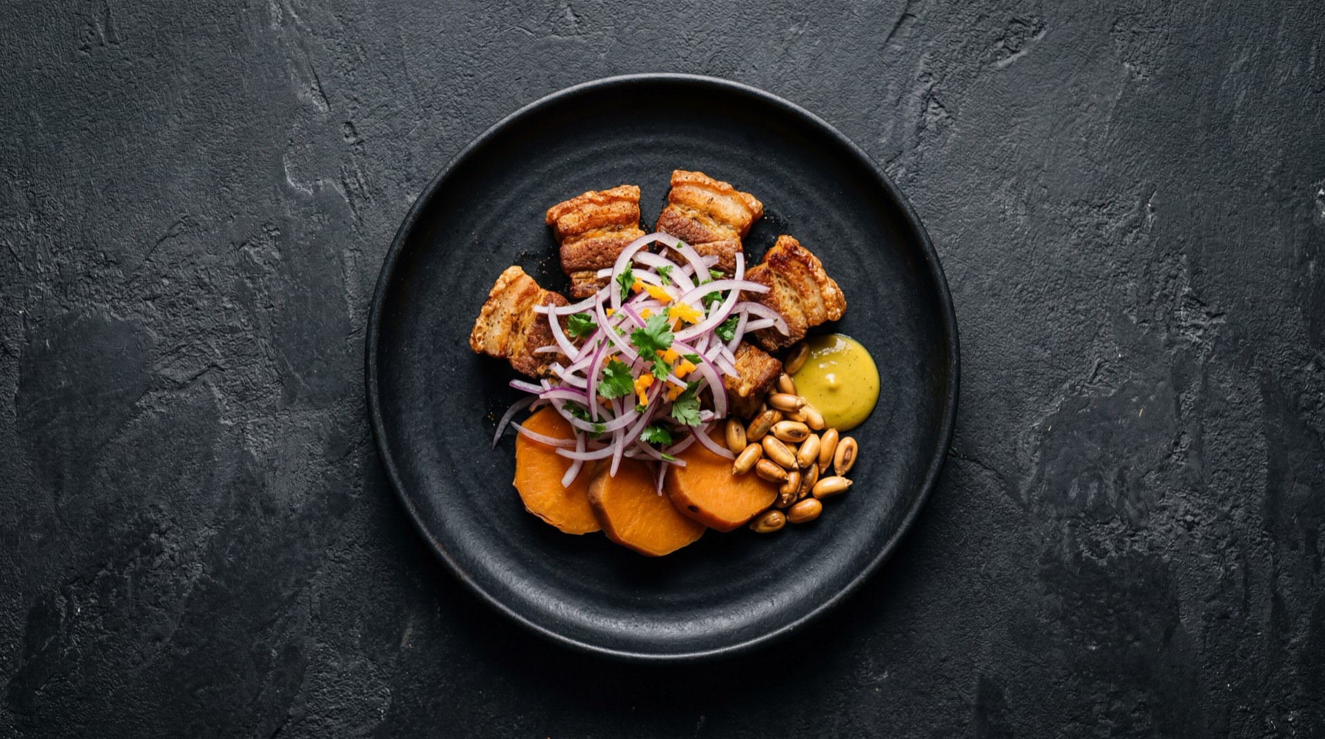 Chicharron peruano version saludable al horno con camote horneado en vez de frito y sarsa criolla de cebolla roja