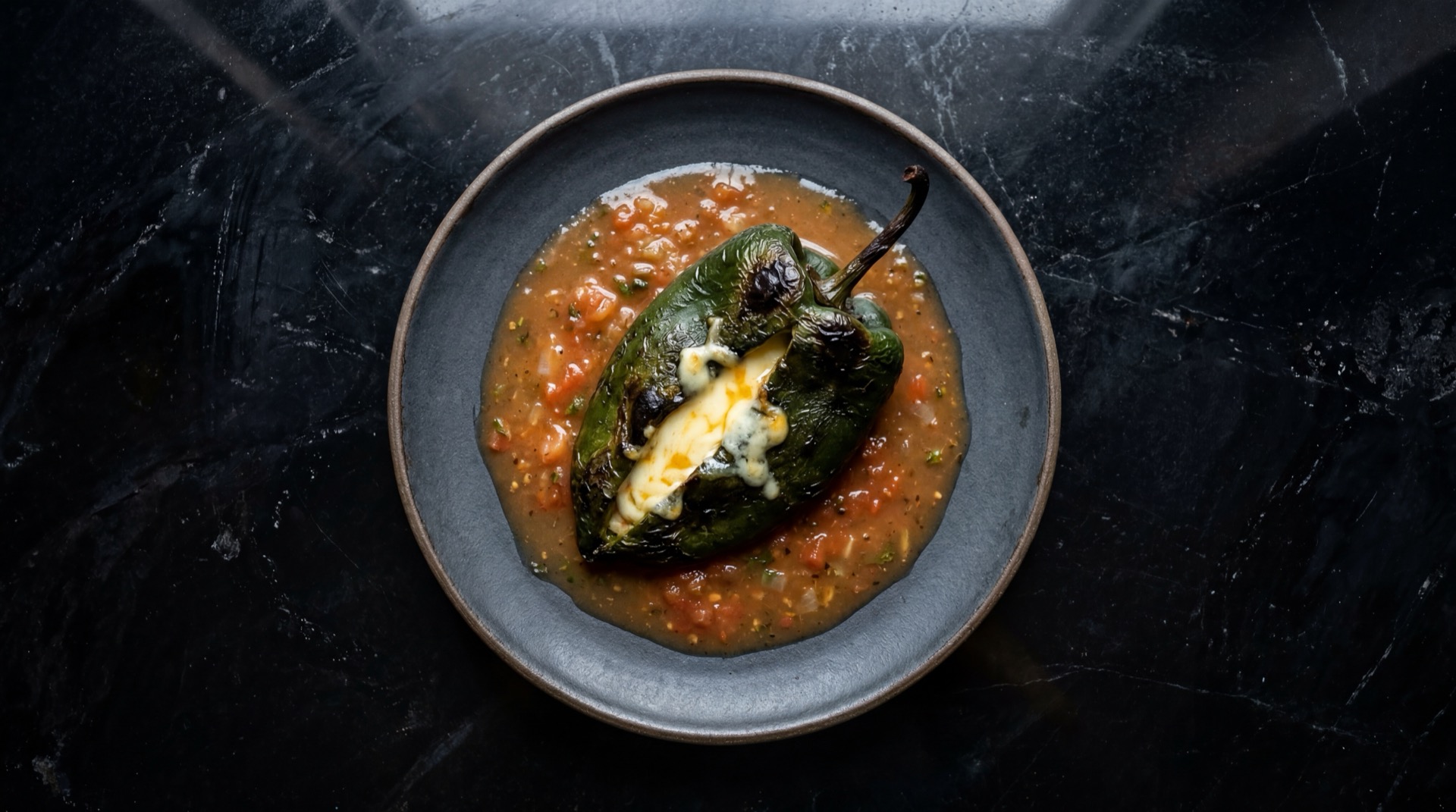 Chiles rellenos version saludable al horno sin capear con queso Oaxaca gratinado y salsa de tomate casera