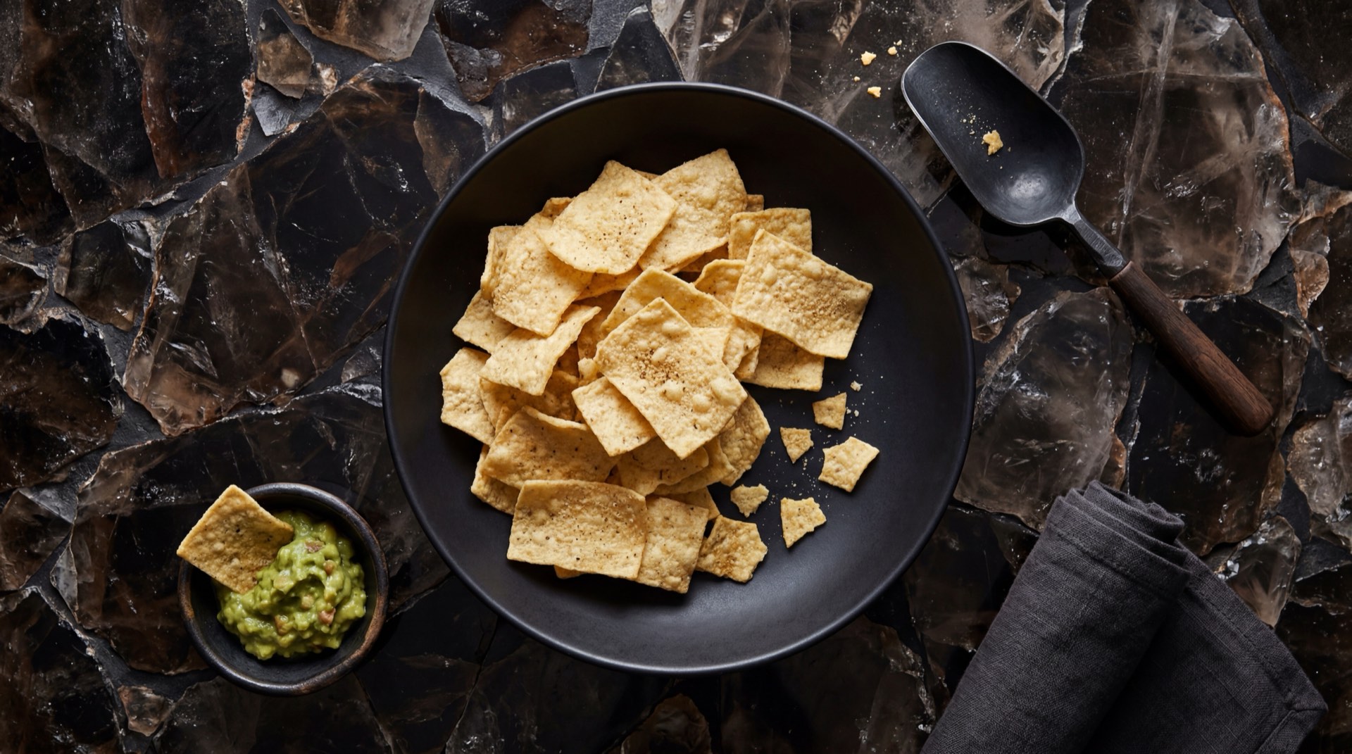 Alternativa saludable a los Choclitos: tostadas de maiz horneadas con guacamole fresco de aguacate colombiano y rodajas de tomate rojo maduro