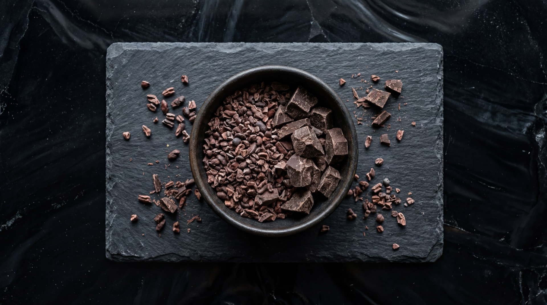 Alternativa saludable: cacao puro en polvo sin azucar disuelto en leche de almendras caliente con canela en rama y endulzante natural stevia