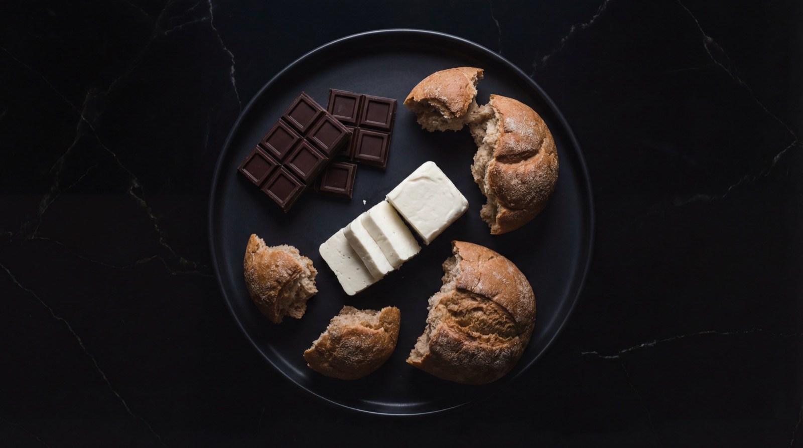 Ingredientes del chocolate santafereno: pastillas de chocolate, leche, queso campesino, pan alinado