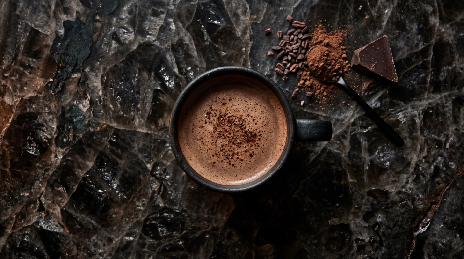 Version saludable de chocolate caliente: cacao puro en polvo sin azucar disuelto en leche deslactosada descremada con canela en rama y stevia natural