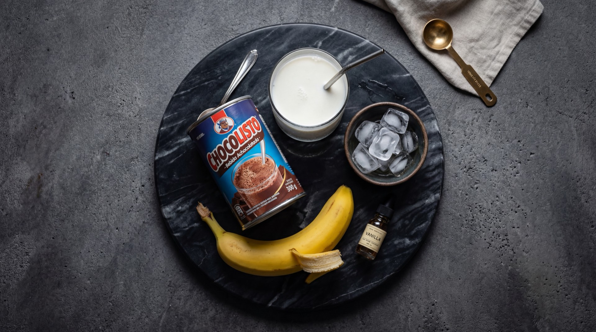 Ingredientes del Chocolisto: polvo de cacao marron oscuro, azucar refinada blanca, leche entera pasteurizada, canela en astilla y tarro cilindrico de Chocolisto Nacional de Chocolates