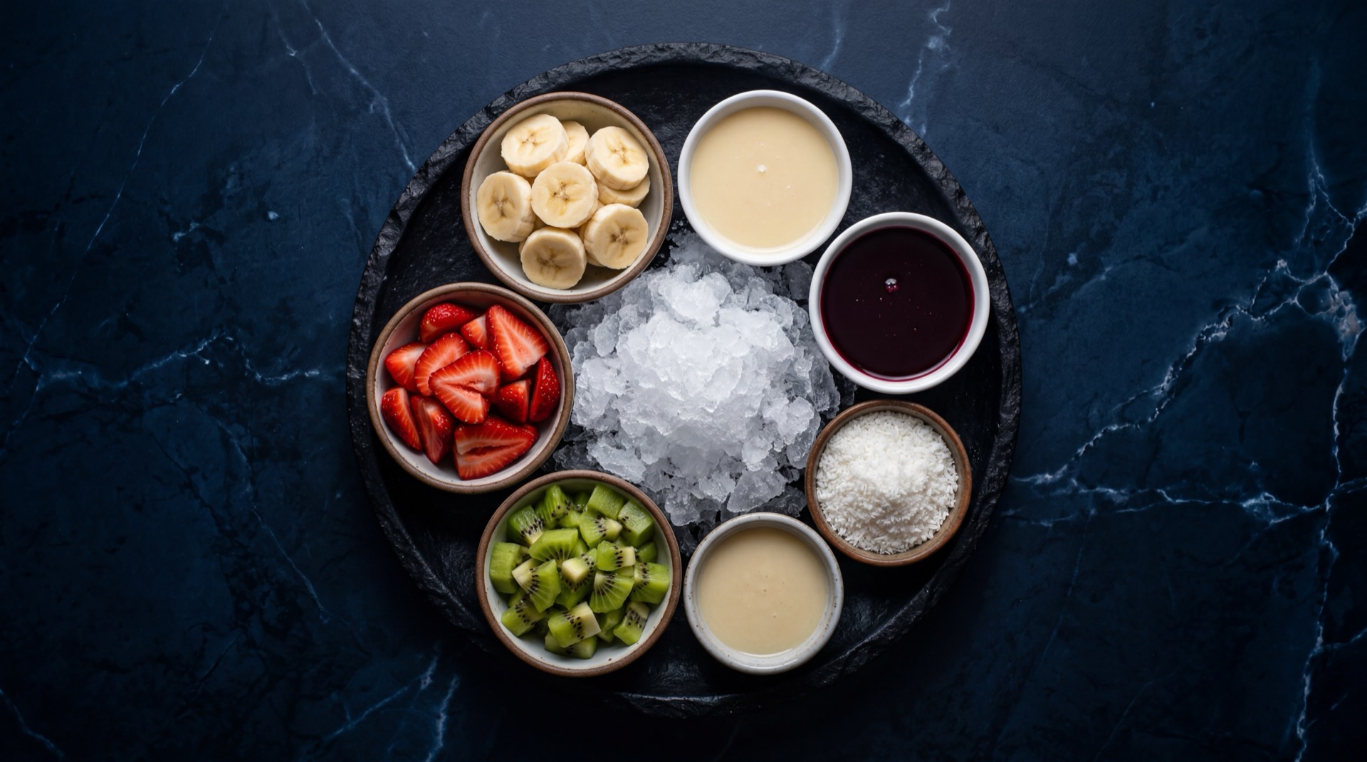 Ingredientes del cholado: hielo raspado, frutas tropicales picadas, jarabes de frutas