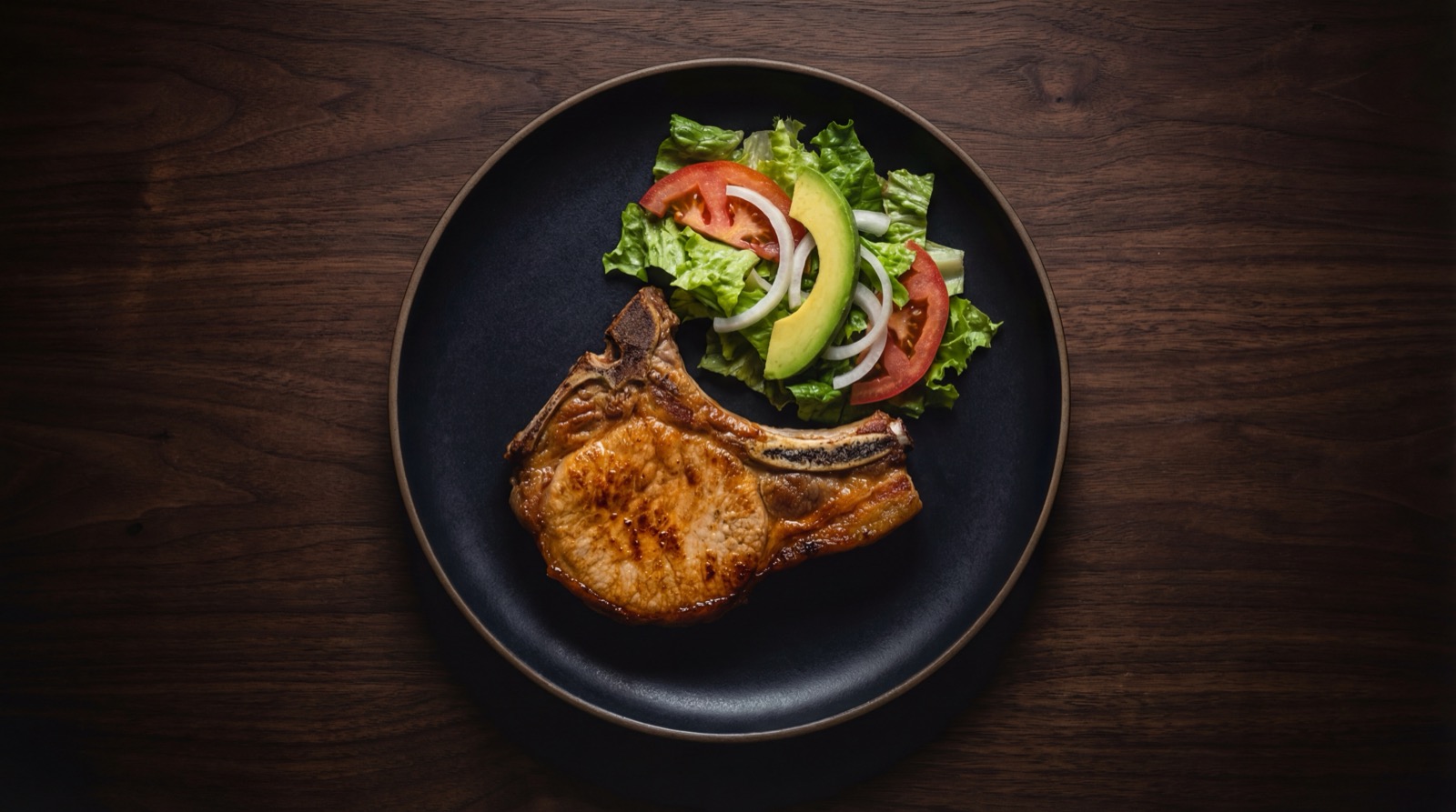 Version saludable de chuleta valluna al horno con ensalada