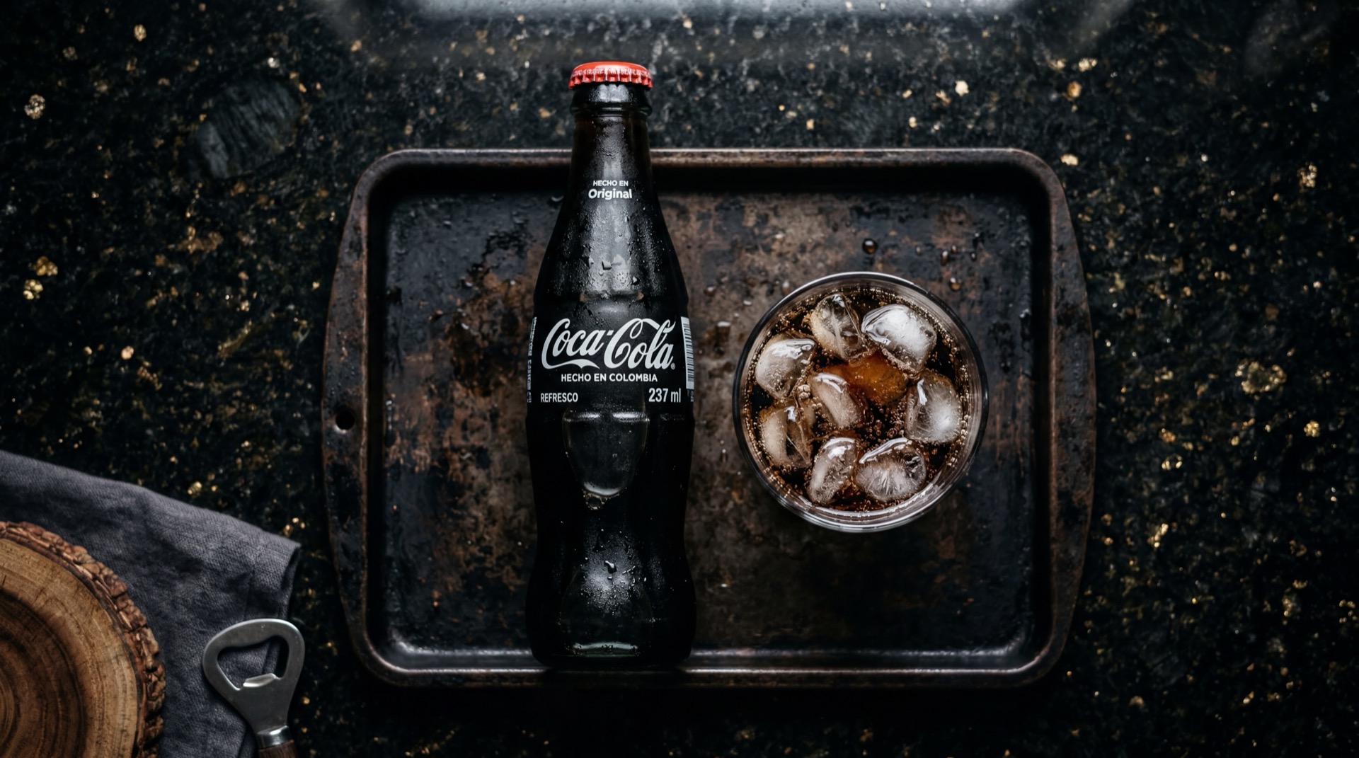 Coca Cola bebida colombiana sobre mesa oscura