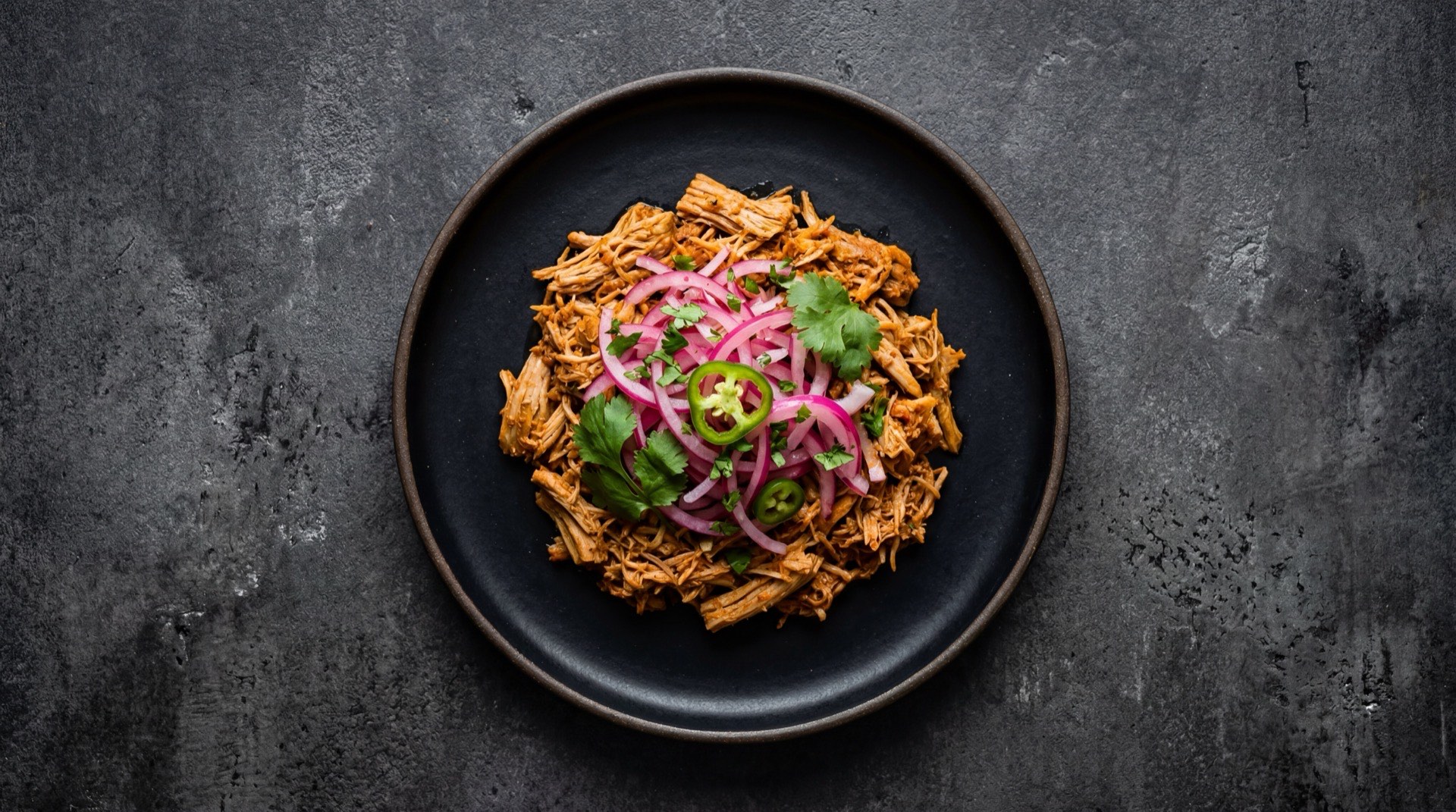 Cochinita pibil version saludable con lomo de cerdo magro sobre hojas de lechuga fresca en vez de tortillas