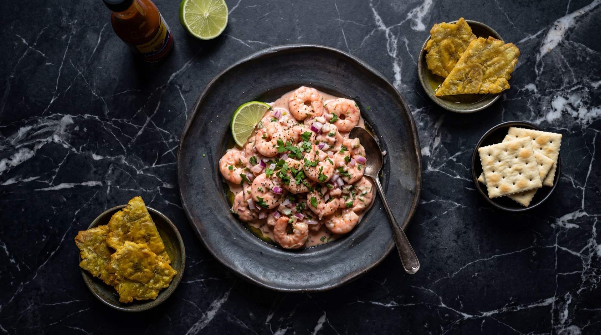 Manjar blanco del Valle del Cauca, dulce de leche artesanal colombiano de color dorado cremoso en olla de cobre